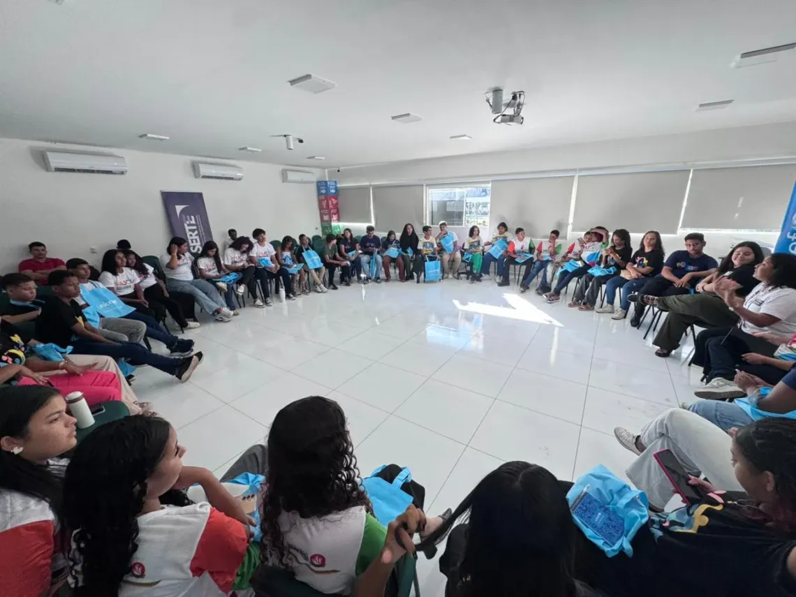 adolescentes em uma grande roda conversando