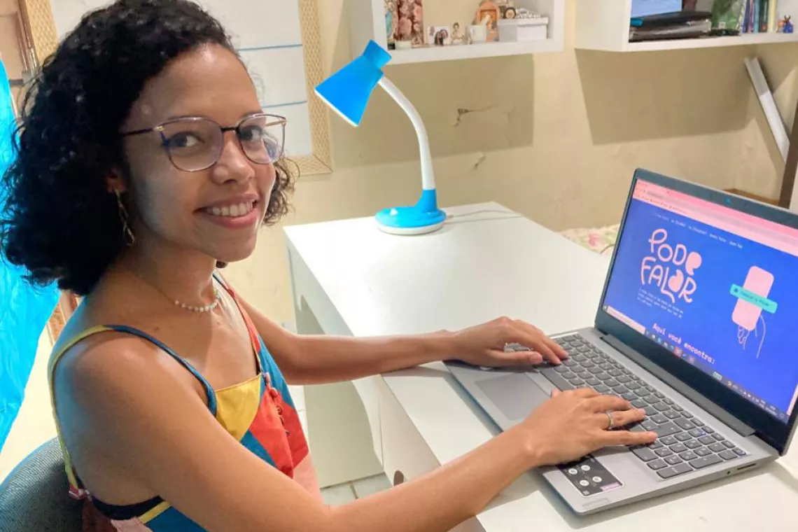 Por meio do canal de ajuda em sa&uacute;de mental Pode Falar, a estudante de psicologia Ana Beatriz trabalha com acolhimento de adolescentes e jovens virtualmente.