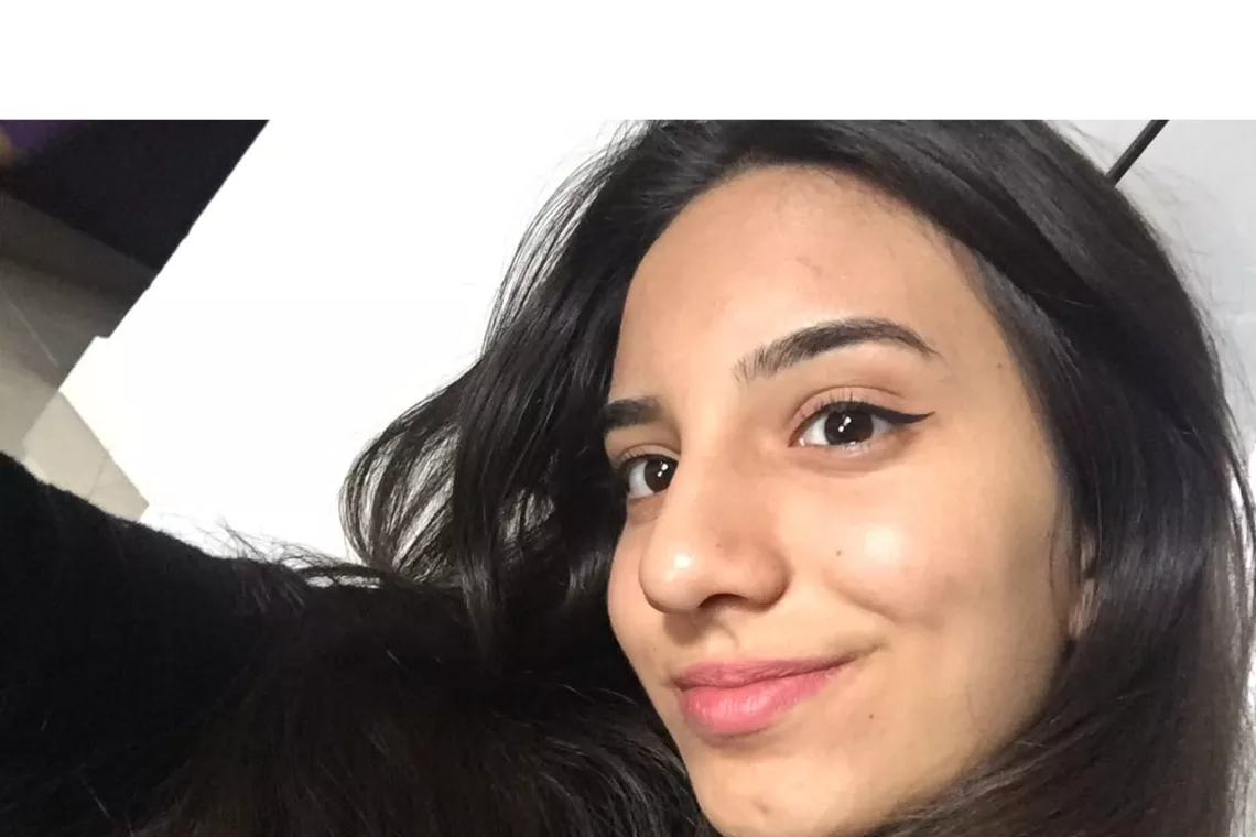 foto mostra o rosto da jovem
