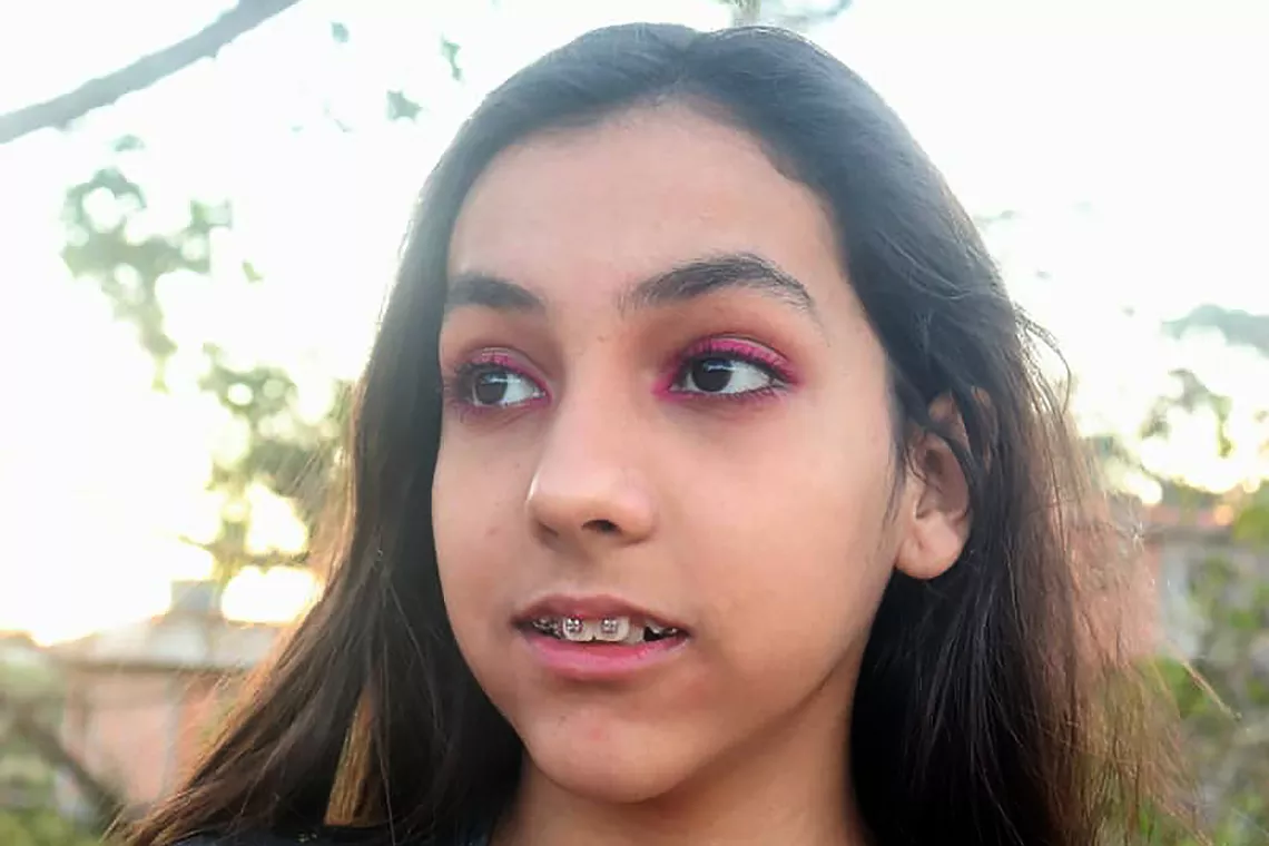 Participante do Gera&ccedil;&atilde;o que Move, em S&atilde;o Paulo, a adolescente Samara de Oliveira aposta na comunica&ccedil;&atilde;o e na cultura, apesar das poucas oportunidades. Foto mostra o rosto da adolescente. Ela olha para o lado.