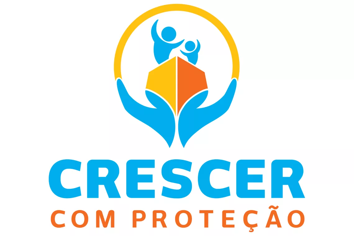 UNICEF e MPT protegendo as crian&ccedil;as e os adolescentes do Litoral Sul de S&atilde;o Paulo. Logo da iniciativa Crescer com Prote&ccedil;&atilde;o mostra o nome da iniciativa e duas m&atilde;os abertas com duas crian&ccedil;as dentro delas.