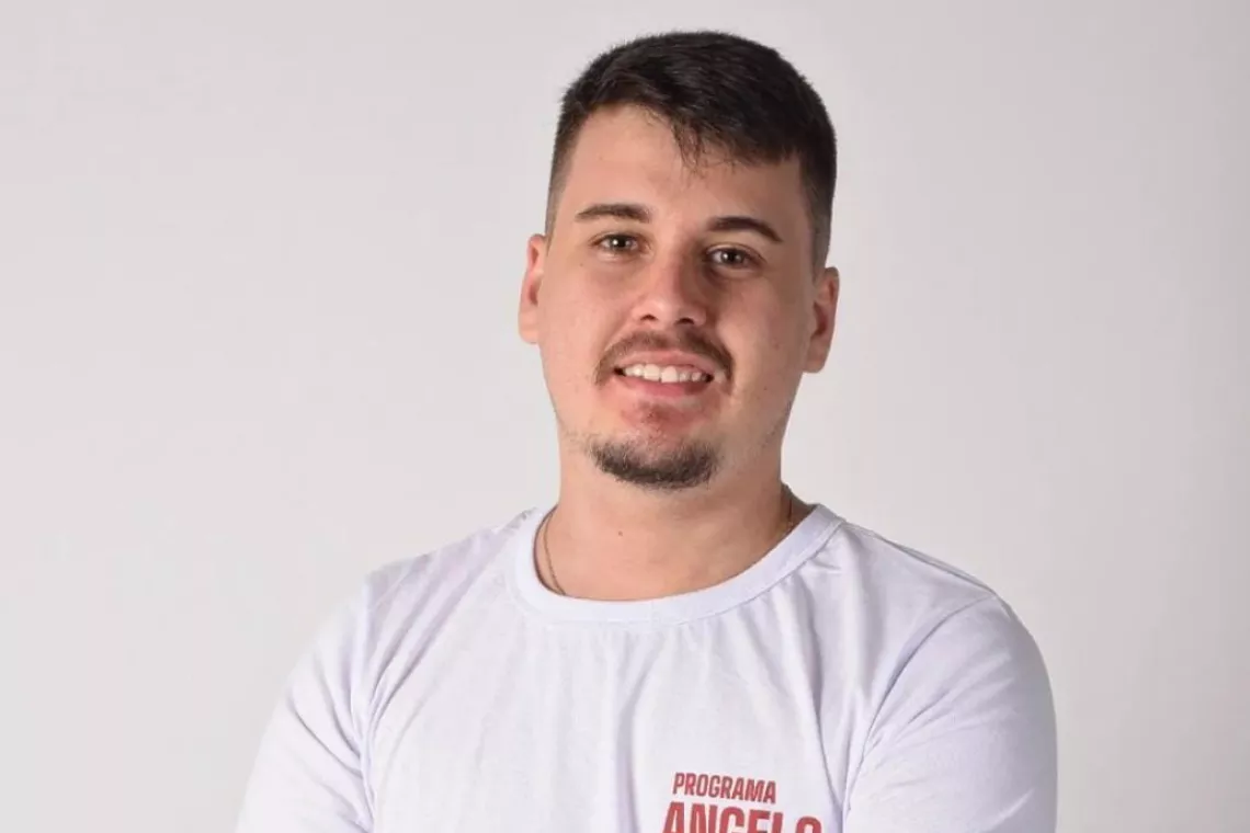 Foto mostra um jovem olhando para a c&acirc;mera