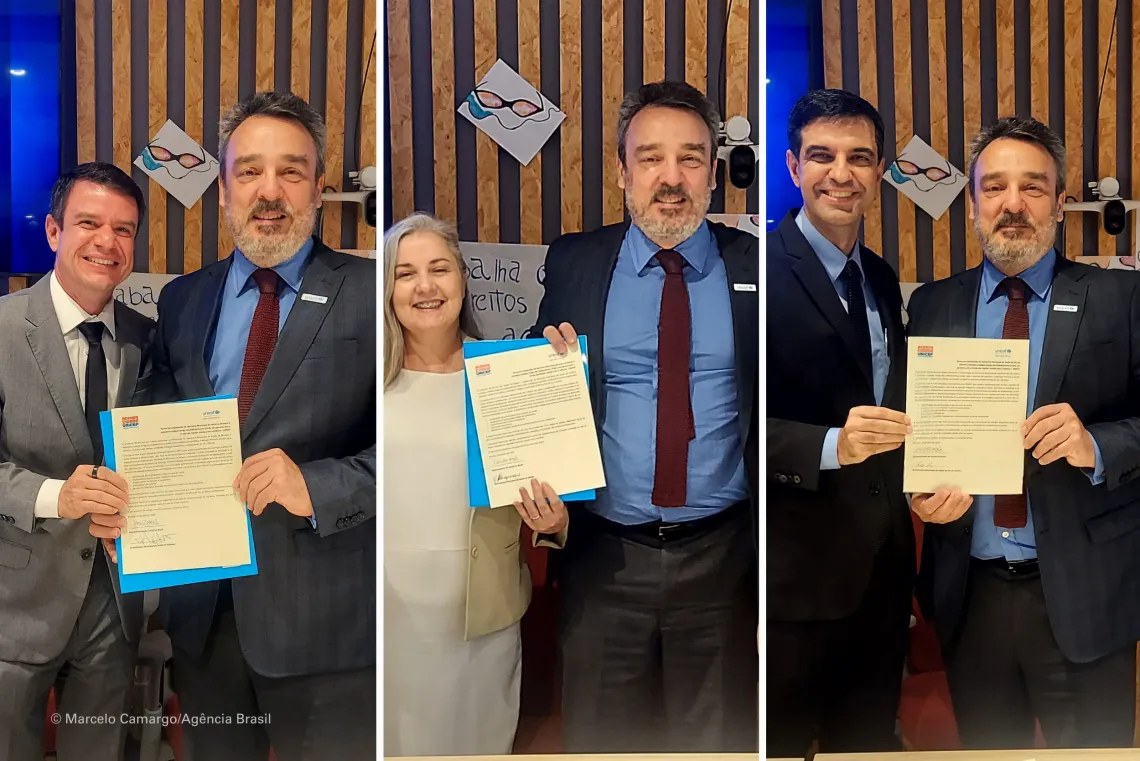 colagem de 3 fotografias de duas pessoas segurando um papel em cada