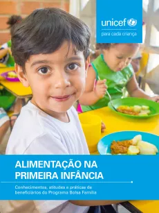 Foto da capa da publica&ccedil;&atilde;o mostra crian&ccedil;as em um refeit&oacute;rio comendo a merenda escolar.