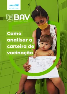 capa da publica&ccedil;&atilde;o mostra uma crian&ccedil;a pequena segurando um cart&atilde;o de vacina&ccedil;&atilde;o. Ela est&aacute; sentada no colo da m&atilde;e.