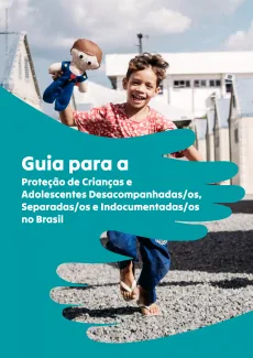 foto mostra um menino segurando um boneco