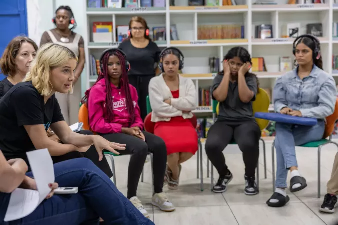 mulheres e meninas conversam em roda