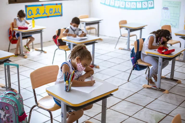 Crian&ccedil;as na escola