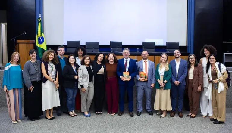grupo de pessoas ap&oacute;s evento em audit&oacute;rio