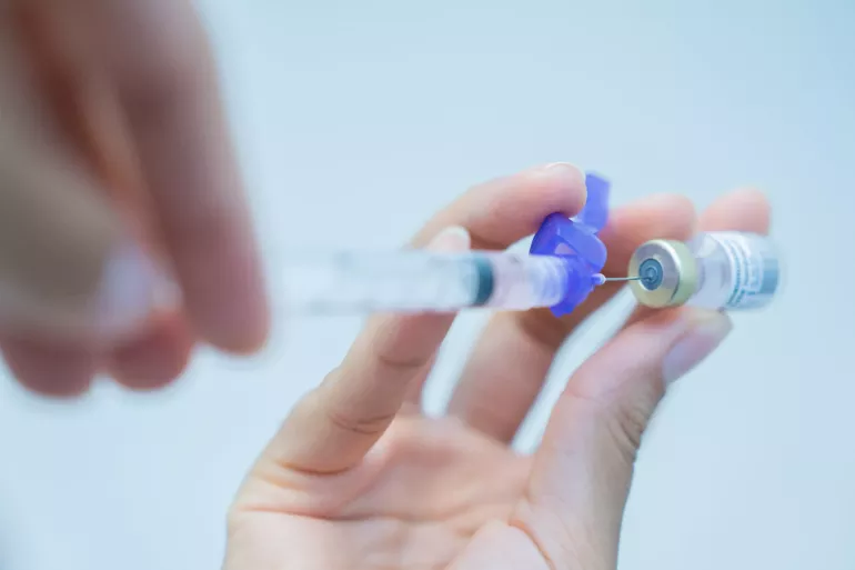 m&atilde;os de profissional de sa&uacute;de preparam vacina para aplica&ccedil;&atilde;o