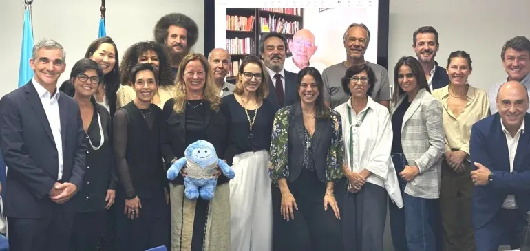 grupo de pessoas posa para foto