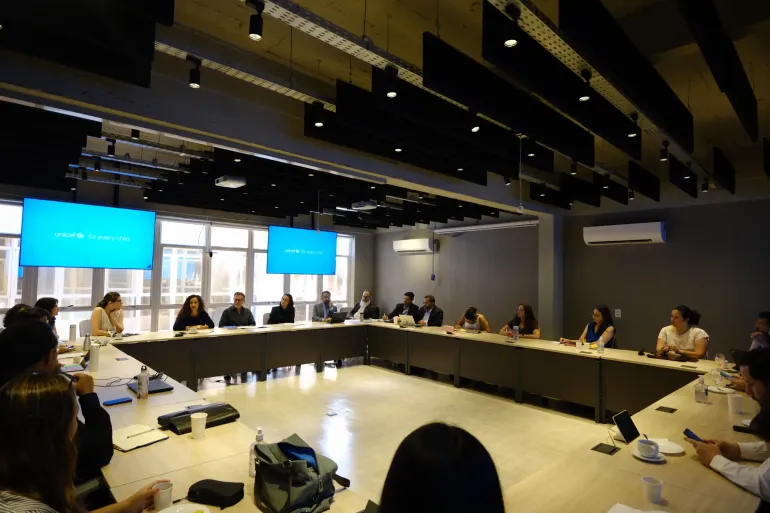 grupo de pessoas em reuni&atilde;o 