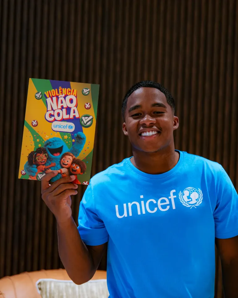 Endrick usando a camisa do UNICEF