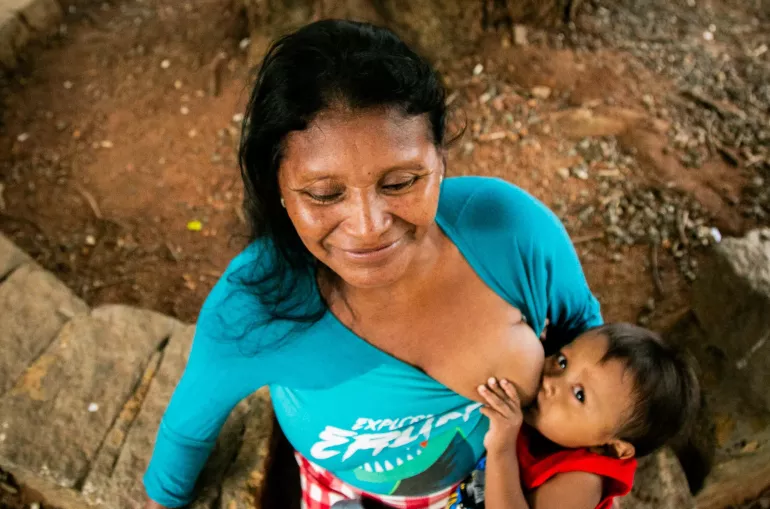 m&atilde;e ind&iacute;gena amamenta filho