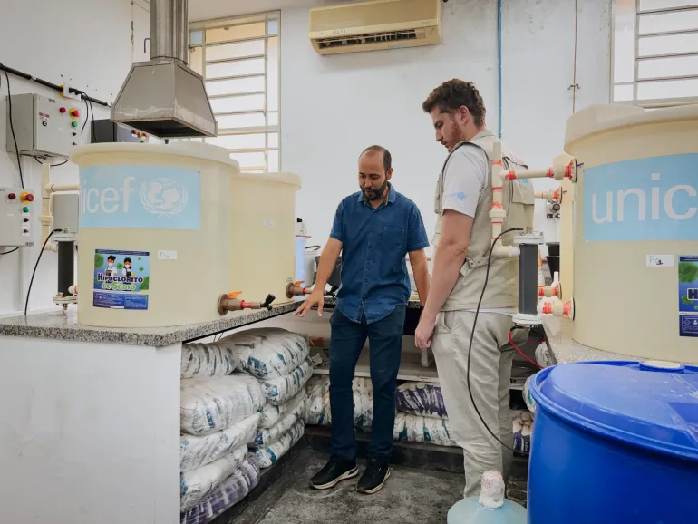 dois homens em laborat&oacute;rio