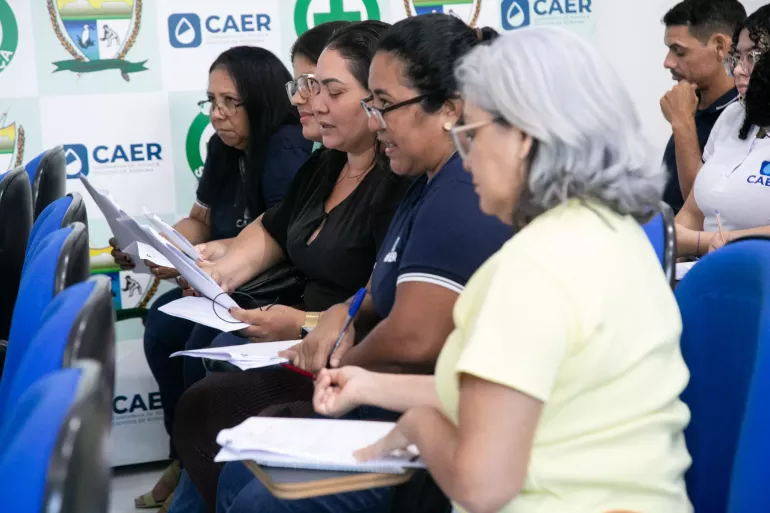 mulheres participam de curso