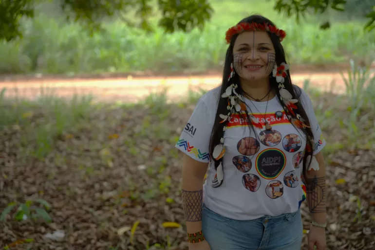 mulher ind&iacute;gena posa para foto