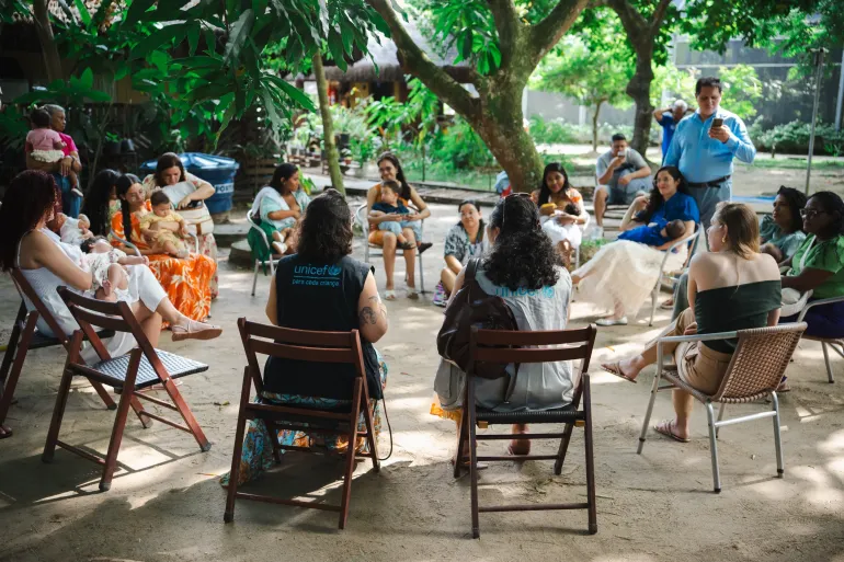 funcion&aacute;rios do UNICEF e m&atilde;es e seus bebes participam de roda de conversa sobre durante a semana do beb&ecirc; em Bel&eacute;m