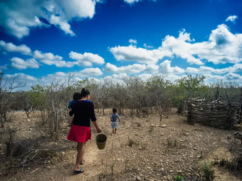 M&atilde;e com seus filhos em busca de &aacute;gua