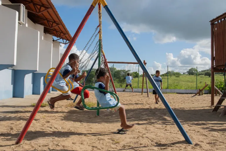 Crian&ccedil;as no balan&ccedil;o da escola