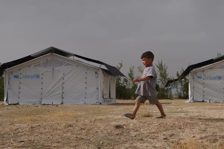 No p&aacute;tio do col&eacute;gio Peer Mohammad Kakar, em Cabul, no Afeganist&atilde;o, quatro tendas foram montadas pelo UNICEF, no &uacute;ltimo dia 14 de agosto, para fornecer &agrave;s crian&ccedil;as apoio psicossocial e atividades recreativas em meio &agrave; turbul&ecirc;ncia pela qual est&atilde;o passando.