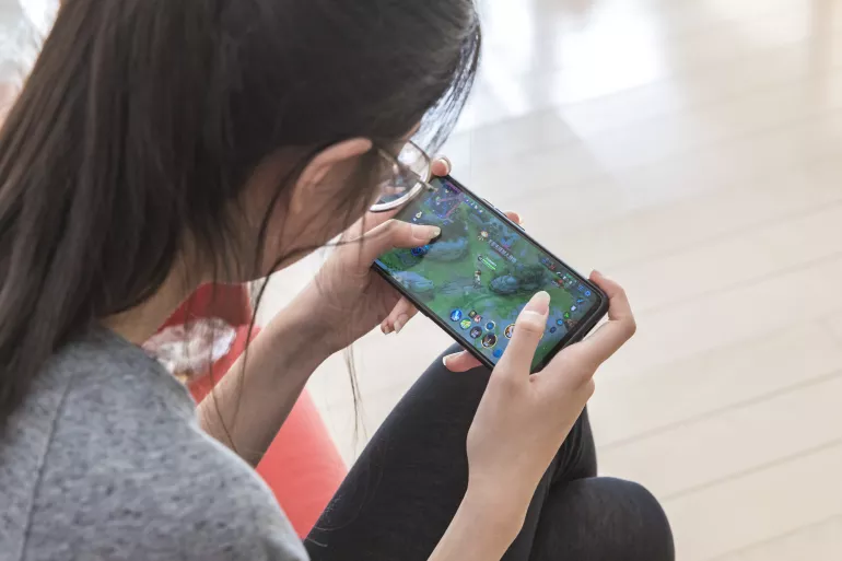 Menina joga no celular