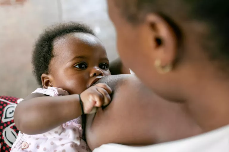 Na Semana Mundial da Amamentação, UNICEF e OMS pedem igualdade de acesso ao apoio à amamentação