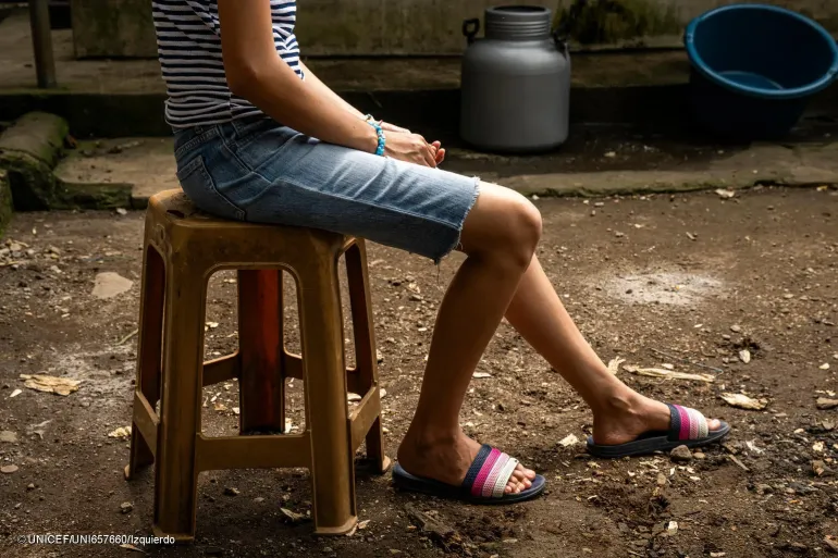 menina sentada em banco