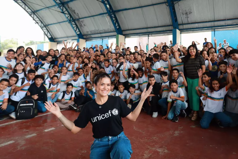embaixadora do UNICEF Maisa posa para foto com adolescentes