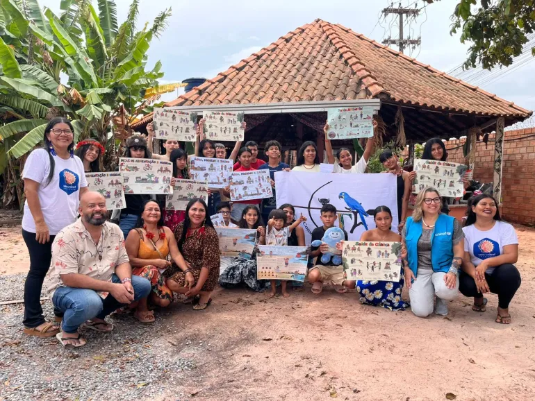 grupo de jovens ind&iacute;genas segurando cartazes