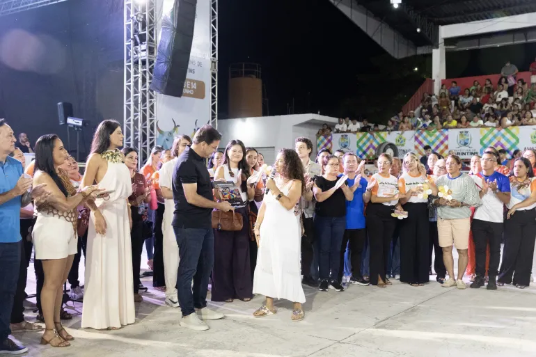 grupo de pessoas em p&eacute; em lan&ccedil;amento