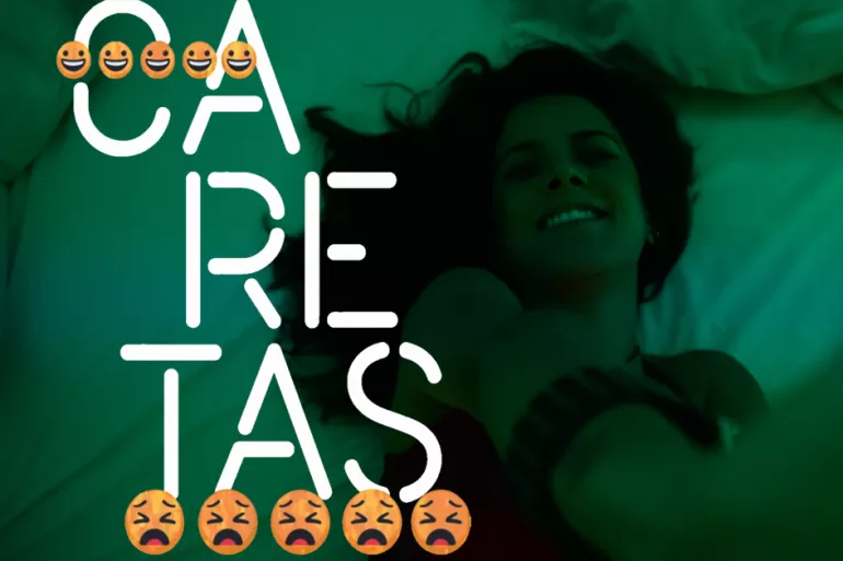 Imagem com a logo do projeto Caretas, ao fundo a atriz do projeto aparece numa foto com luz verde bem forte