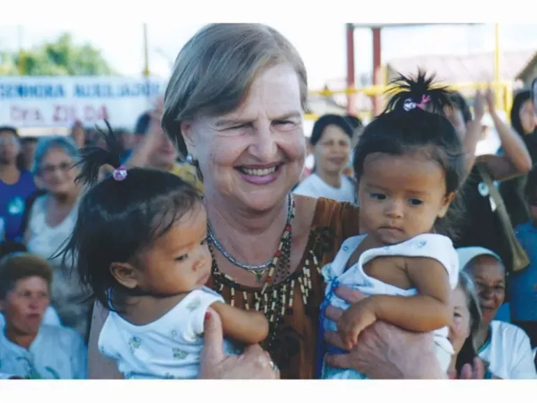 Mulher segura dois beb&ecirc;s nos bra&ccedil;os