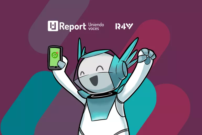 ilustra&ccedil;&atilde;o mostra um desenho de um rob&ocirc; segurando um celular, com os bra&ccedil;os pra cima e rindo. Em cima dele est&atilde;o os logos do projeto e do R4V.