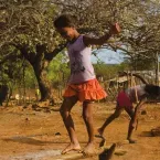 crian&ccedil;as brincando na terra