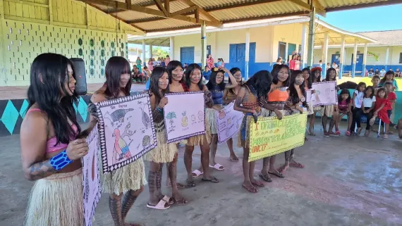 grupo de jovens ind&iacute;genas apresenta materiais feitos em cartolina amarela