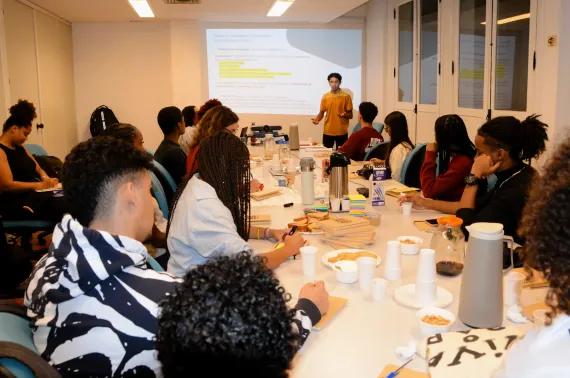 grupo de jovens em atividade em uma mesa no Rio de Janeiro