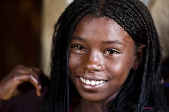 Adolescente menina sorri para a c&acirc;mera