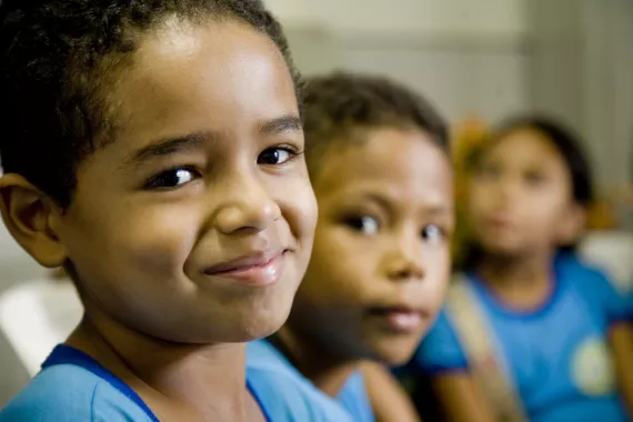 Dois alunos em sala de aula olham para a c&acirc;mera