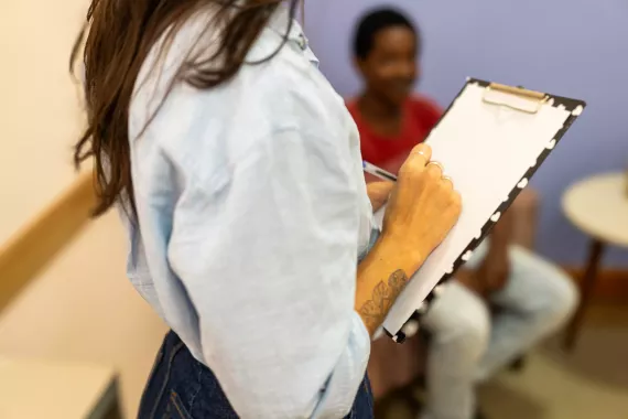 Menino sendo ouvido por entrevistadora forense especializada no Complexo de Escuta Protegida para Crian&ccedil;as e Adolescentes V&iacute;timas ou Testemunhas de Viol&ecirc;ncia, em Vit&oacute;ria da Conquista, Bahia, novembro de 2023.