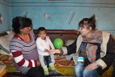 Патронажна сестра от Центъра за майчино и детко здраве в Сливен е на посещение на уязвимо семейство