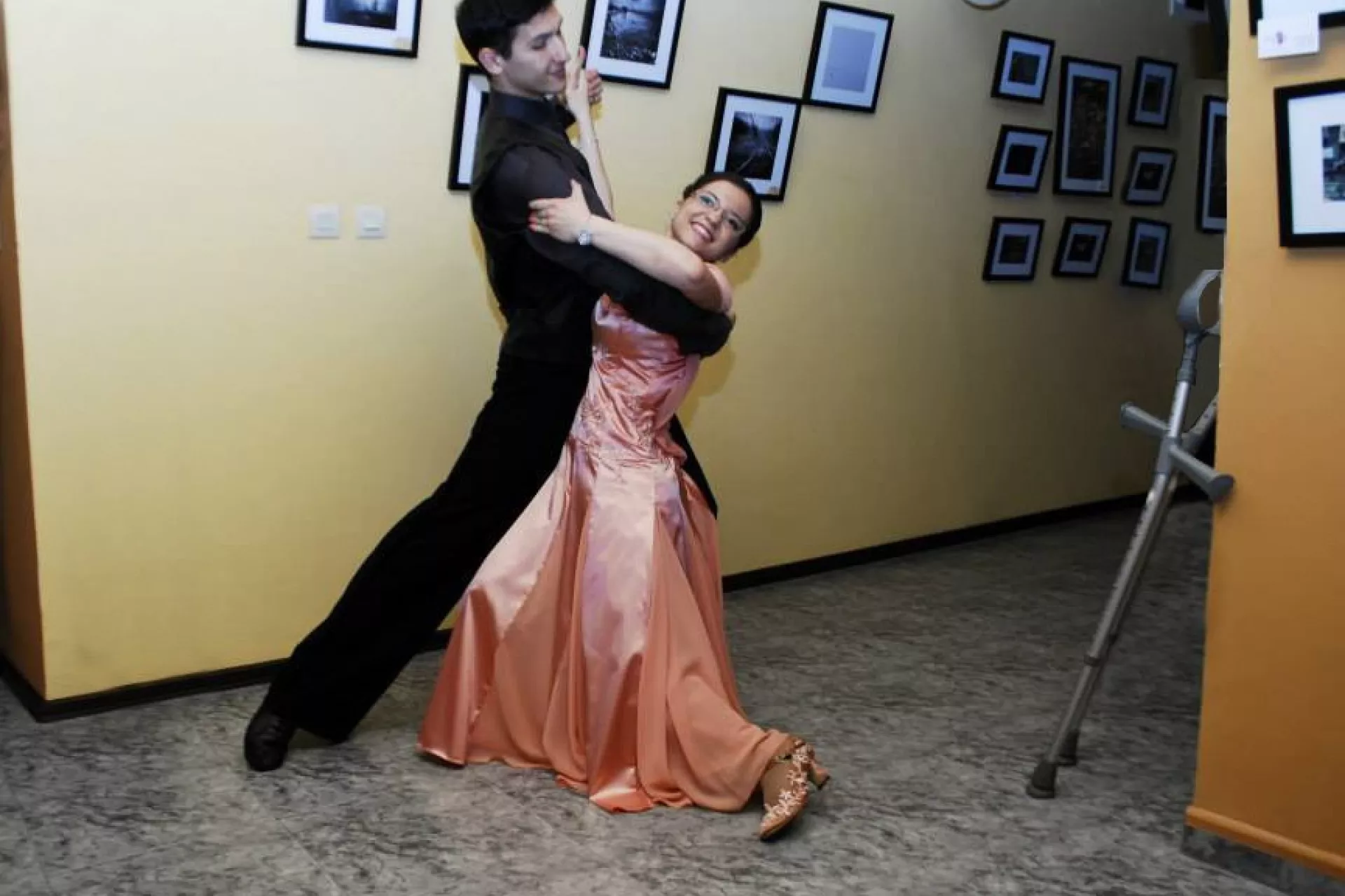 Ели Колева танцува със своя партньор. Нейното физическо увреждане не й пречи да сбъдва мечтите си