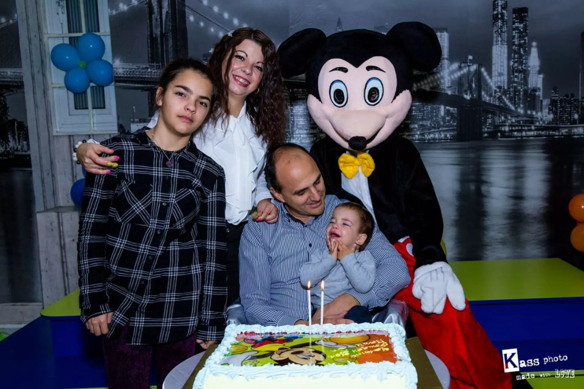 Павчо празнува своя рожден ден заедно със семейството си - мама, татко и кака