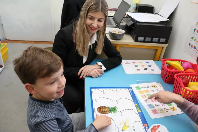 Как УНИЦЕФ помага на невербалните деца в България да се изразяват и да общуват