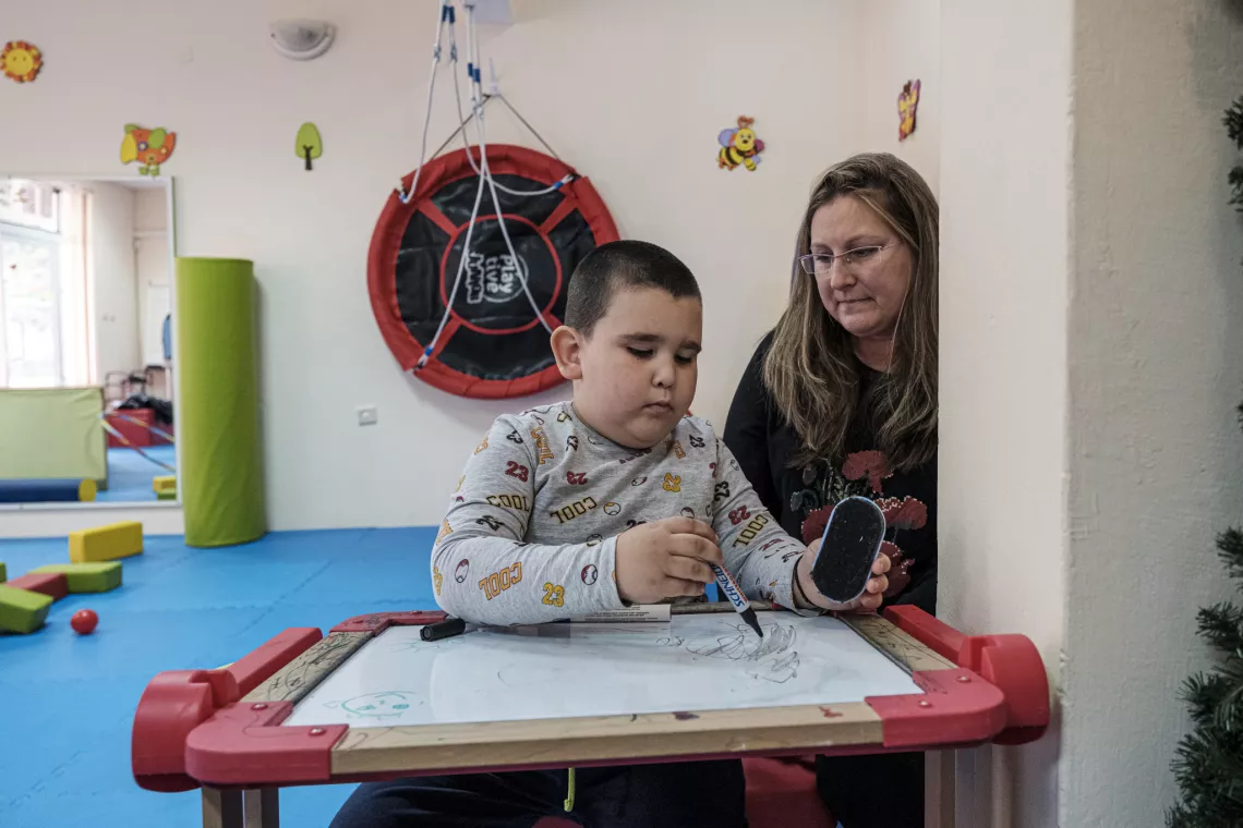 Галин ризува в подкрепящите услуги за деца с аутизъм, които посещава 