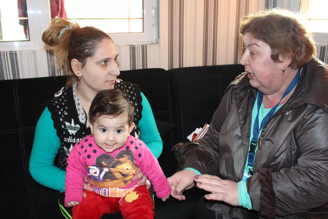 Патронажна сестра от Сливен, Центъра за майчино и детско здраве, подкрепен от УНИЦЕФ, е на посещение при млада майка и нейата дъщеричка