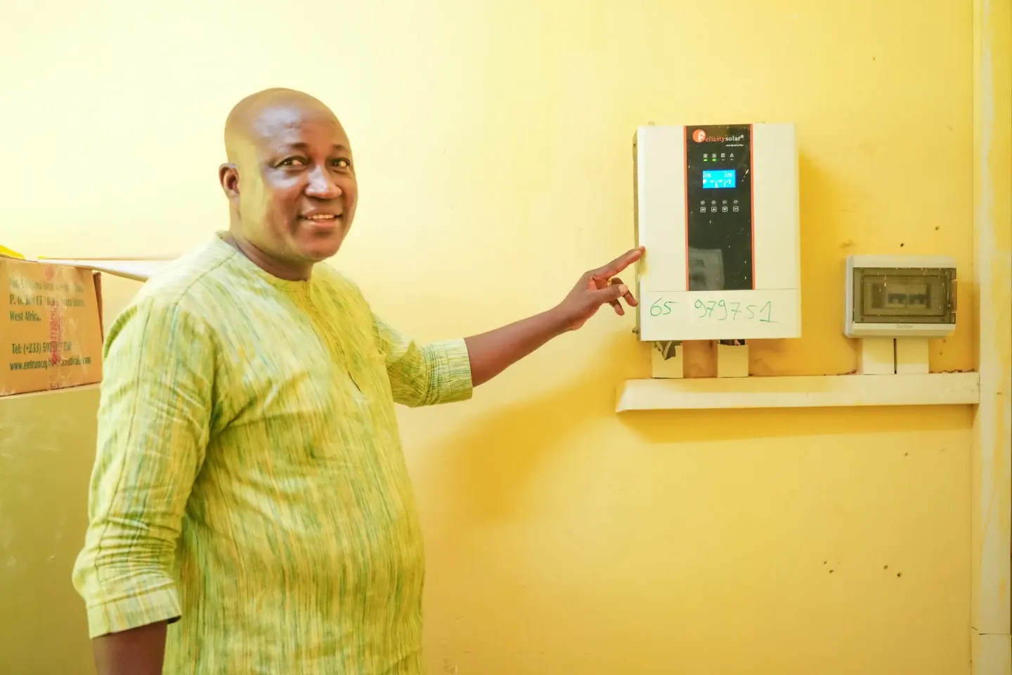 Nignan Kora Adama est content d&rsquo;avoir une installation solaire dans son dispensaire .
