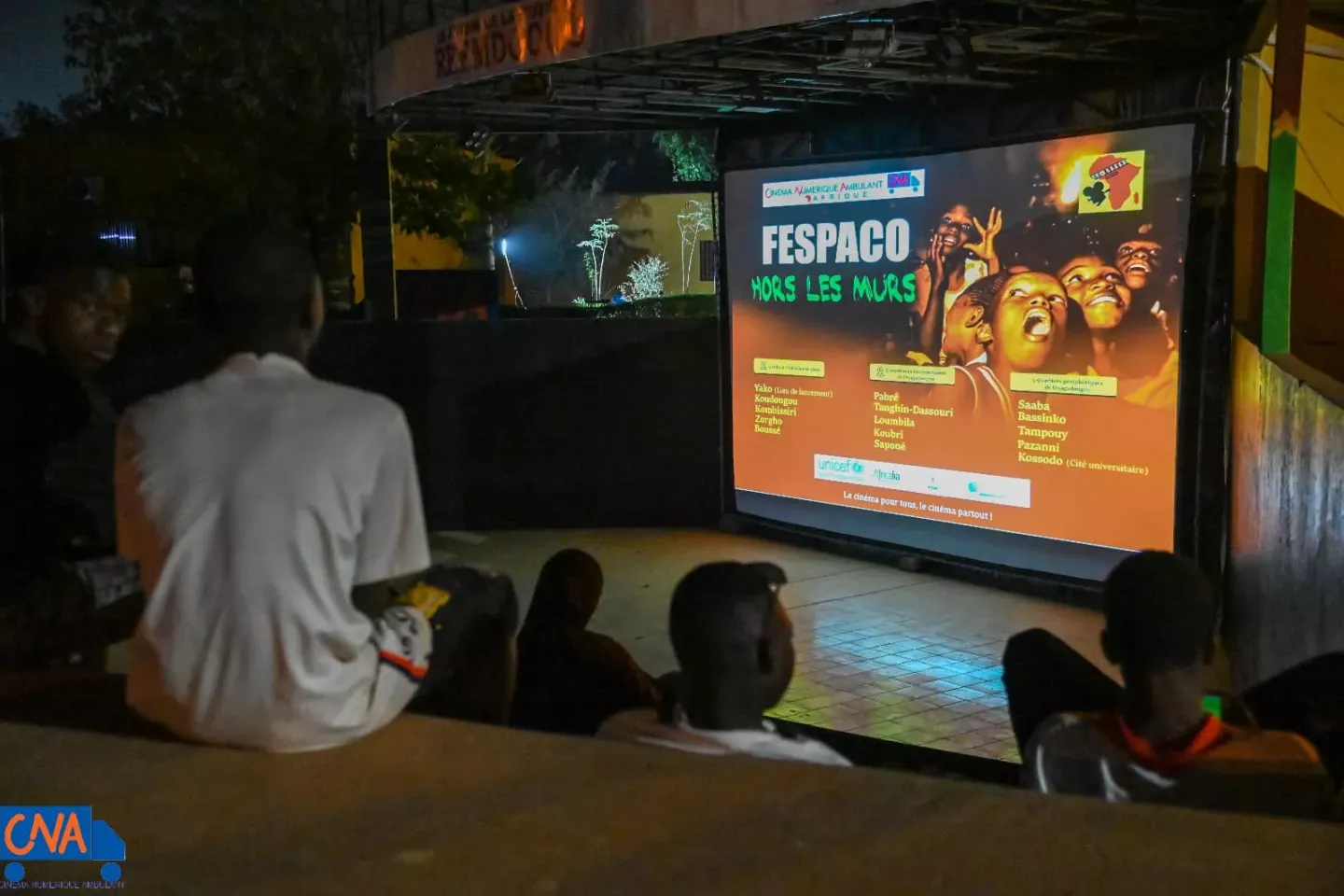 Une projection de film en p&eacute;riph&eacute;rie de la ville de Ouagadougou 