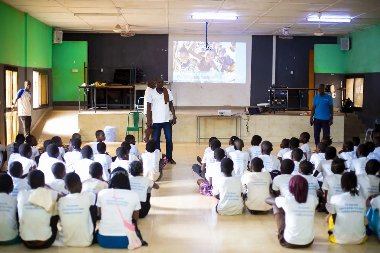 Des jeunes participants tr&egrave;s enthousiasm&eacute;s par le th&egrave;me suivent avec une attention soutenue.