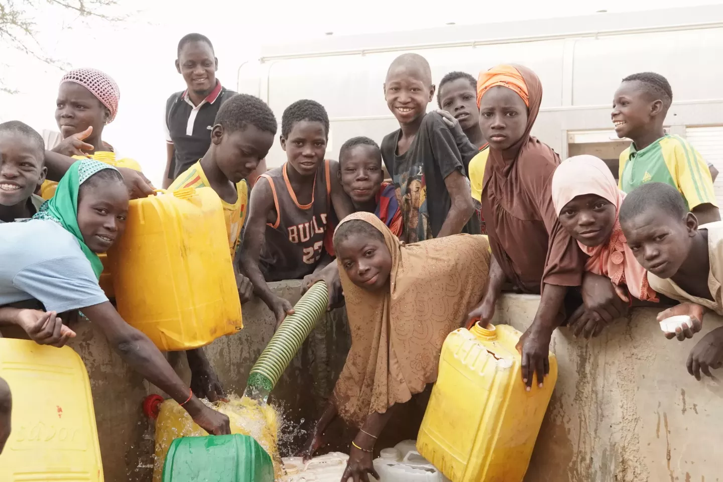 Les enfants de l&rsquo;&eacute;cole primaire de Nyarala C se ravitaillent en eau potable, gr&acirc;ce au camion du &ldquo;water trucking&rdquo;.